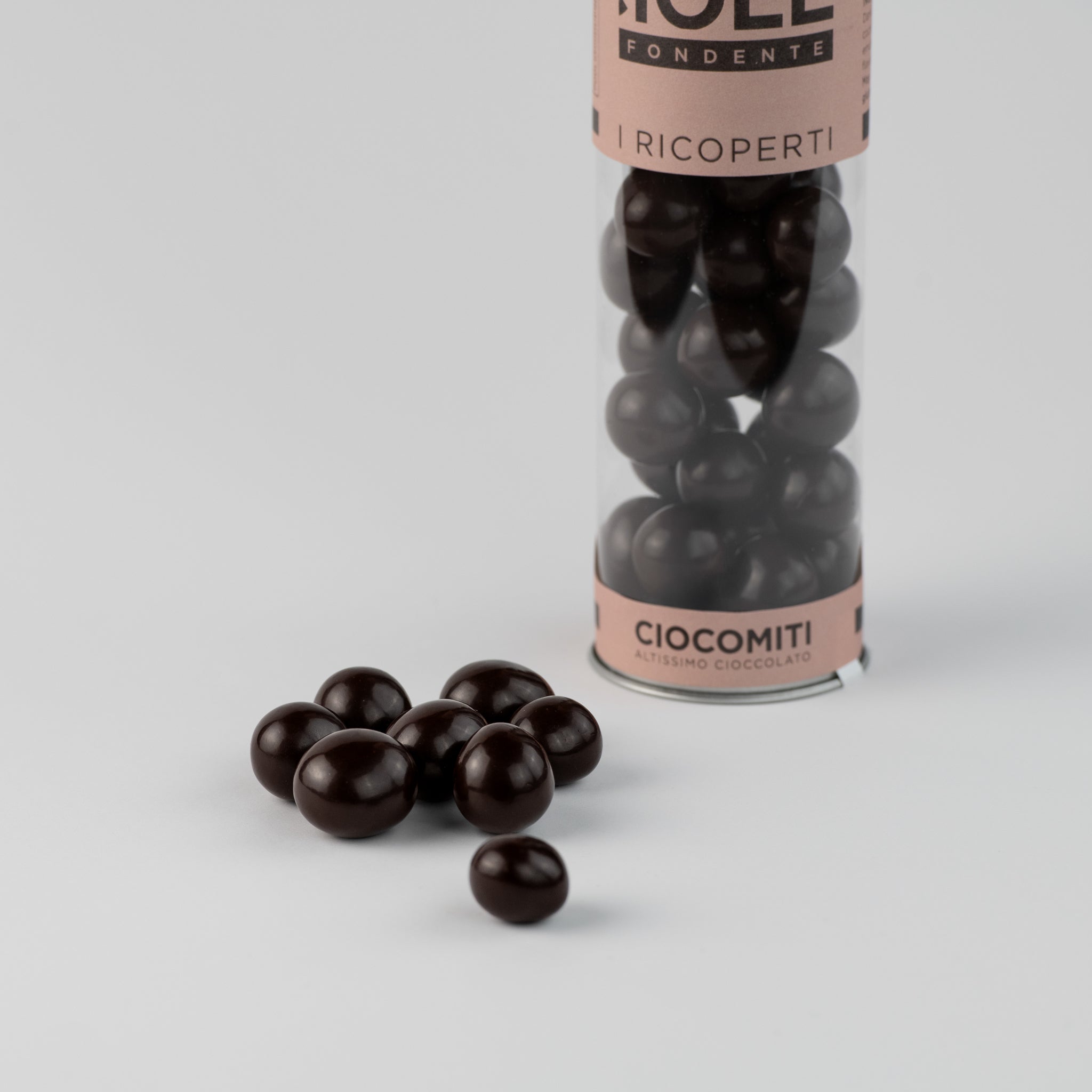 Nocciole tostate ricoperte di cioccolato fondente