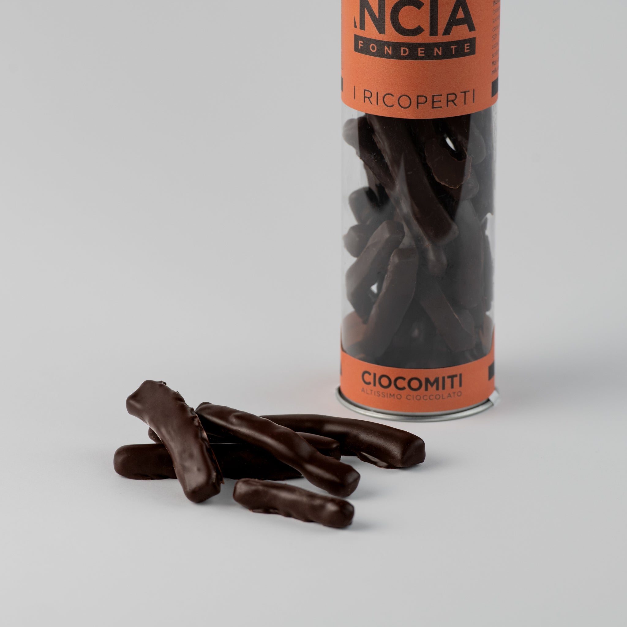 Filetti di arancia candita ricoperti di cioccolato fondente