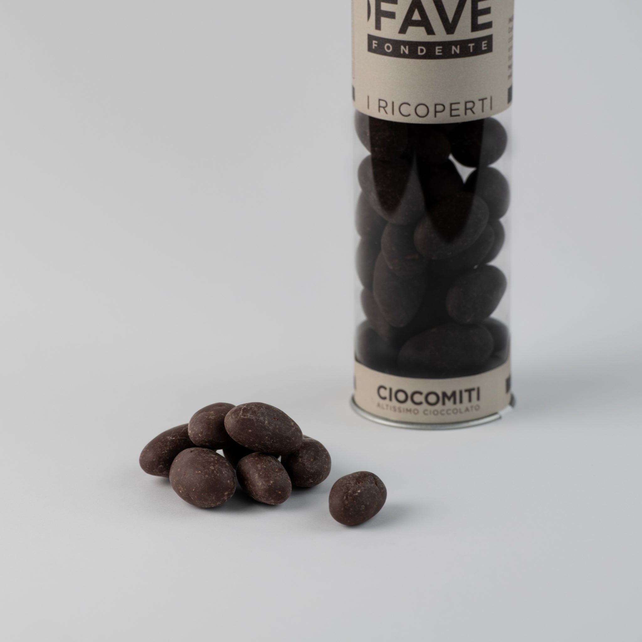 Fave di cacao tostate ricoperte di cioccolato fondente