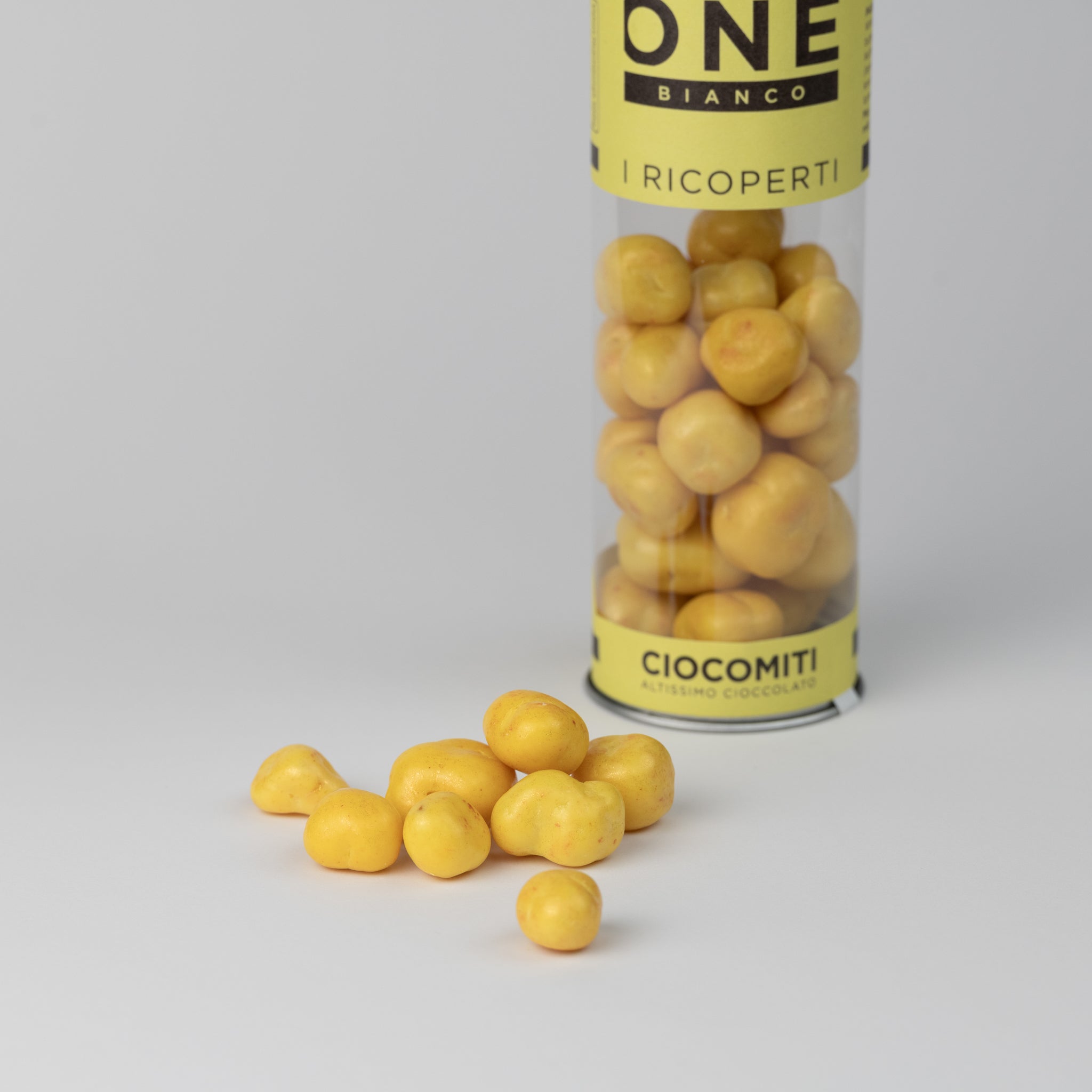 Cubetti di limone ricoperti di cioccolato bianco